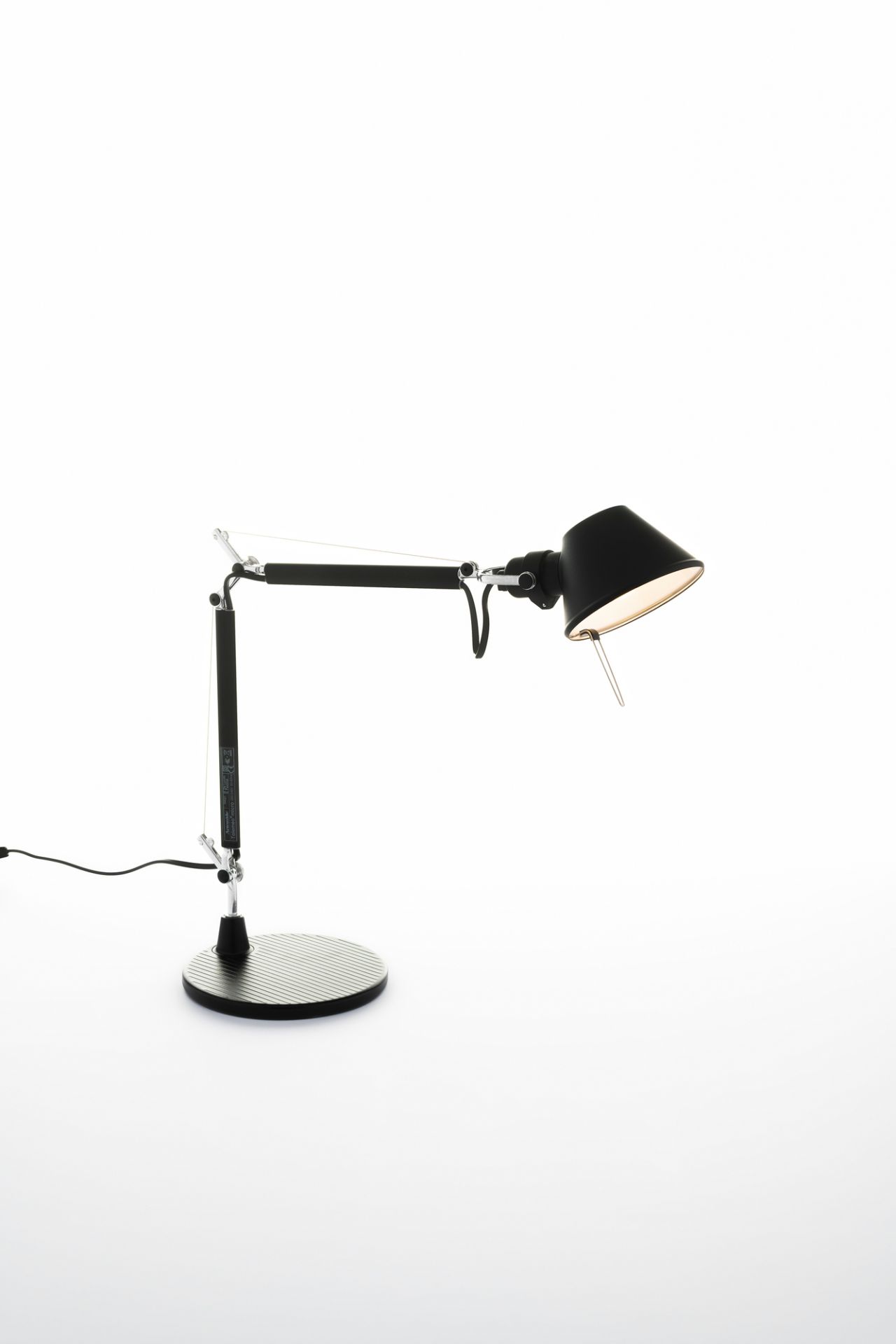 Schwarze Tolomeo Micro Tischleuchte von Artemide mit verstellbarem Arm und rundem Fuß für Schreibtisch.